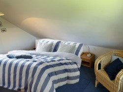 Foto: Ferienhaus Mien lüttje Huuske, Greetsiel: Gemütliche Schlafzimmer mit Doppelbett...
