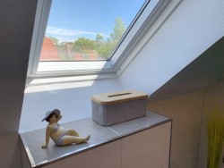 Foto: Ferienhaus Mien lüttje Huuske, Greetsiel: Das helle Duschbad mit großem Dachfenster