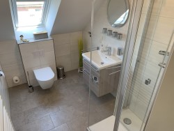 Foto: Ferienhaus Mien lüttje Huuske, Greetsiel: Bas Duschbad und das WC unten wurden 2021 frisch renoviert!